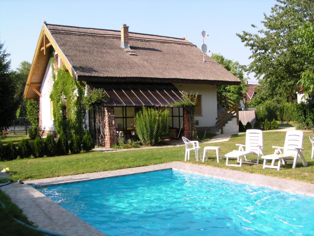Haus Veronika Zamardi Luaran gambar