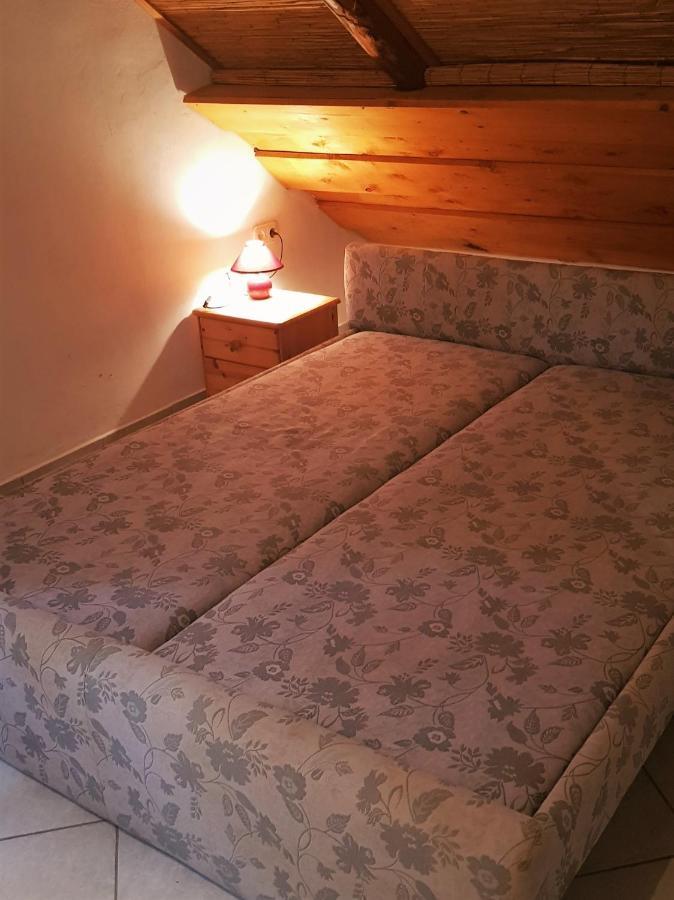 Haus Veronika Zamardi Luaran gambar