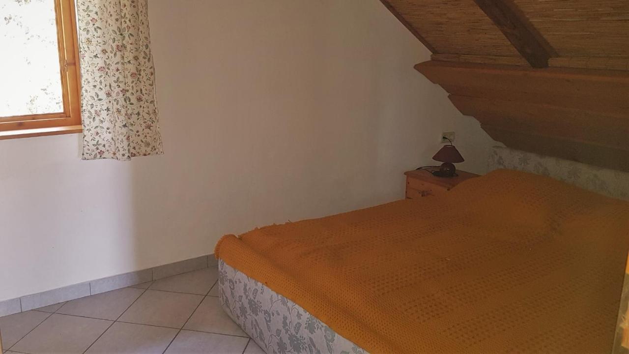 Haus Veronika Zamardi Luaran gambar