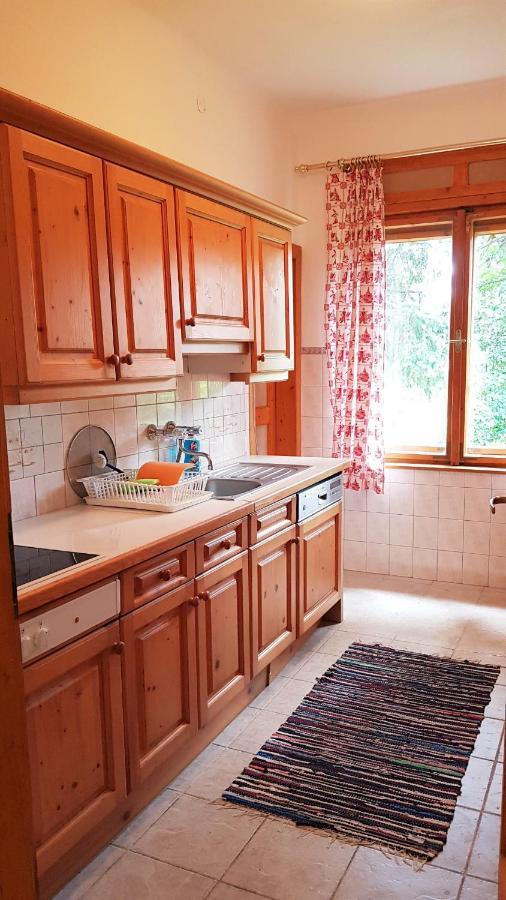 Haus Veronika Zamardi Luaran gambar