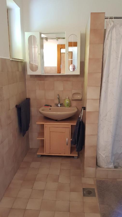 Haus Veronika Zamardi Luaran gambar