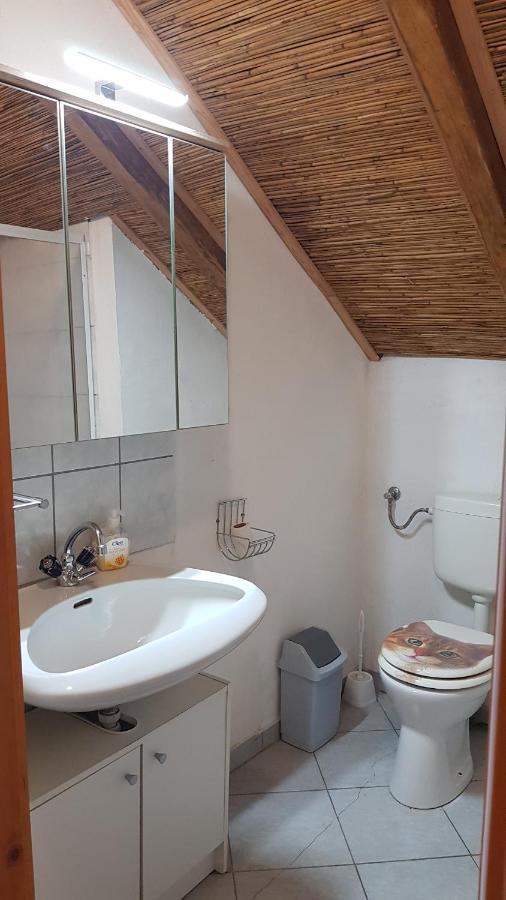 Haus Veronika Zamardi Luaran gambar