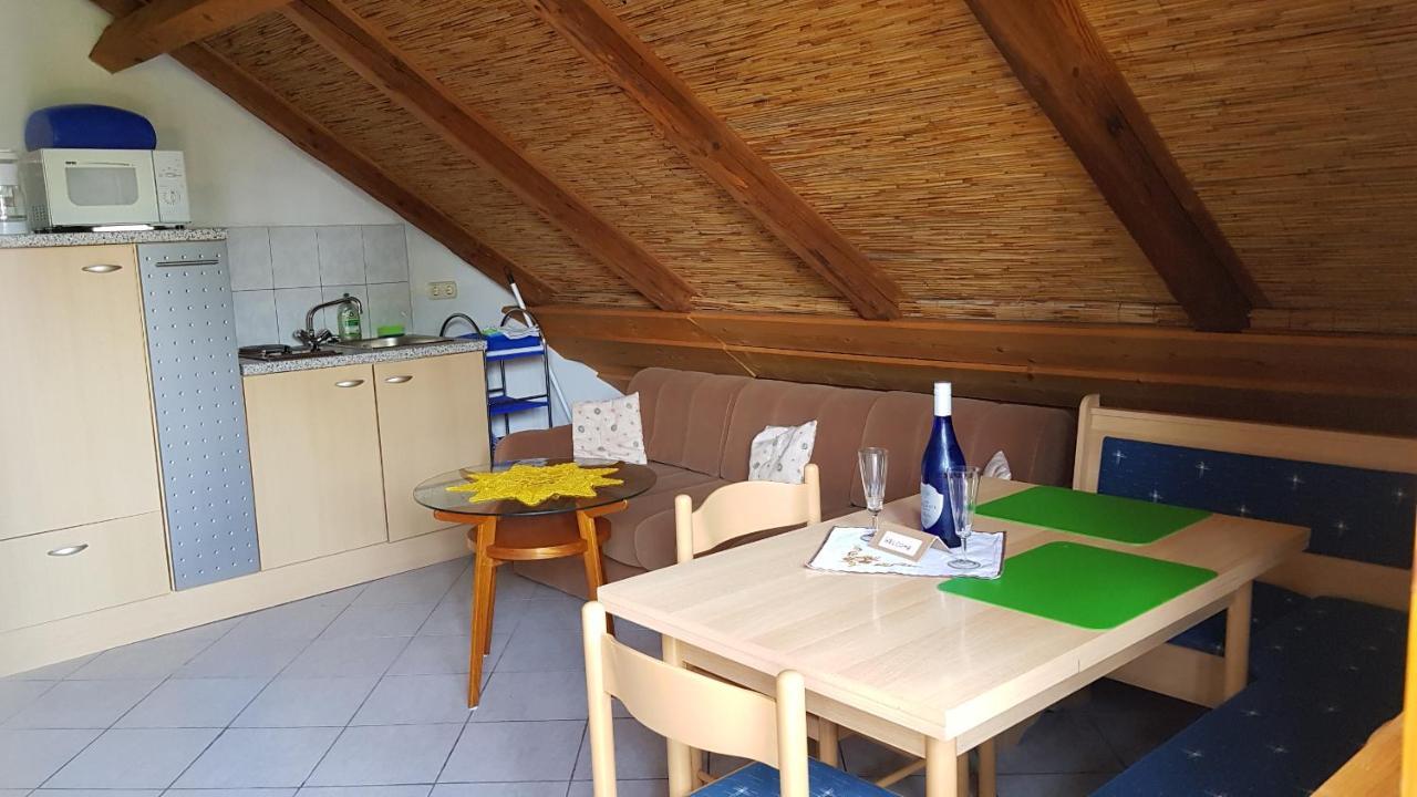 Haus Veronika Zamardi Luaran gambar