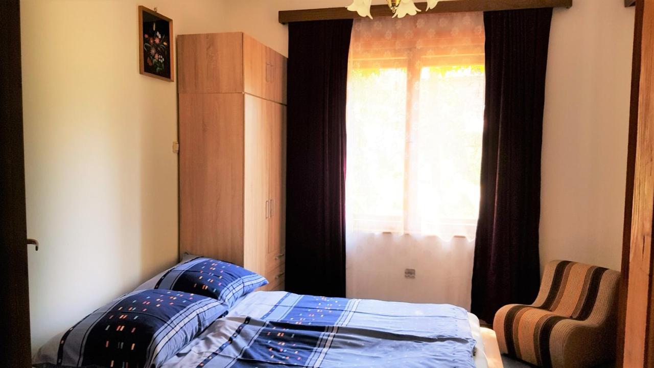 Haus Veronika Zamardi Luaran gambar